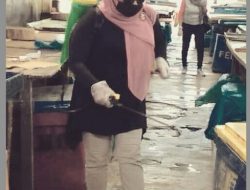 Cegah Covid-19, BUMD Kota Tanjungpinang bersama Kombesgor dan RDDK Semprotkan Disinfektan di Pasar Lama