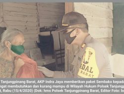 “Prihatin” Akibat Dampak Covid-19, Polsek Tanjungpinang Barat Berikan Sembako Pada Warga