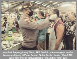Bersama PT SBG, Polsek Tanjungpinang Timur Bagikan 100 Masker di Pasar Bintan Center