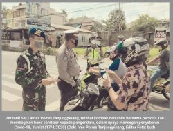 Bersama TNI, Sat Lantas Polres Tanjungpinang Bagikan Hand Sanitizer Kepada Pengendara