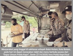 Masyarakat Dapat Takjil dari “Dapur Umum Polda Kepri”