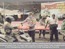 Polsek Tanjungpinang Timur dan Babinsa, Bagikan Makanan Berbuka Puasa pada Masyarakat
