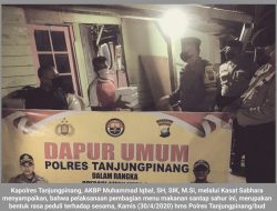 Bagikan Makanan Santap Sahur, Sat Sabhara Menghimbau: “Tidak Panik, Tidak Piknik dan Tidak Mudik”