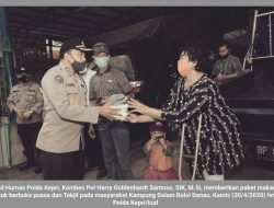Polda Kepri Bagikan Makanan Buka Puasa dan Takjil untuk Masyarakat Baloi Danau