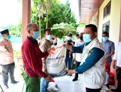Serahkan 140 Paket Sembako, Ini Kata Bupati Kampar