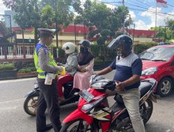 Bukan Razia, Sat Lantas Polres Tanjungpinang Turun Ke Jalan Bagikan Hand Sanitizer Untuk Pengendara