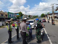 Bersinergi dengan TNI, Sat Lantas Polres Tanjungpinang Kembali Bagikan Ratusan Hand Sanitizer Untuk Pengendara