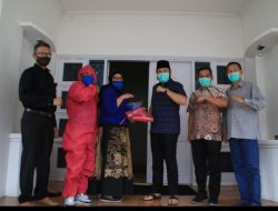 Puji Hastuti Srikandi Demokrat Serahkan APD ke Walikota Padang Panjang