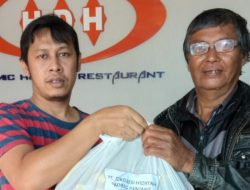 Warga Terdampak Corona Terima Bantuan Sembako Toko Besi Hidayah