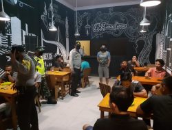 Cegah Penyebaran Virus Covid-19, Kapolsek Sabak Barat Beserta Camat Lakukan Patroli Malam