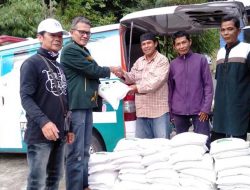 Ekonomi Warga Padang Panjang Lumpuh, Legislator PKB Ini Bagikan 1,1 Ton Beras