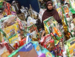 Waw, Warga Satu RT di Padang Panjang Ini Terima Parsel Lebaran
