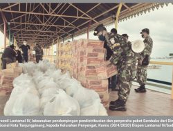 Lantamal IV Dampingi Pendistribusian Sembako untuk Masyarakat Penyengat