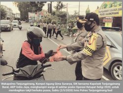 Dibarengi Cek Posko, Wakapolres Tanjungpinang Bagi-Bagi Takjil Buka Puasa