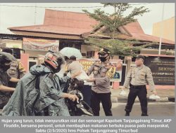 Tak Peduli Hujan, Polsek Tanjungpinang Timur Bagikan Makanan Berbuka Puasa untuk Masyarakat