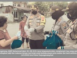 Hampiri Warga, Kapolres Tanjungpinang Bagikan Sembako dan Makanan Berbuka Puasa