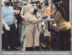 Plt Walikota Tanjungpinang Sidak Harga Kebutuhan Pokok dan Bagikan Masker di Pasar Baru
