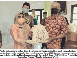 Plt Walikota Tanjungpinang, Serahkan Bingkisan Hari Raya pada Masyarakat Penerima DTKS