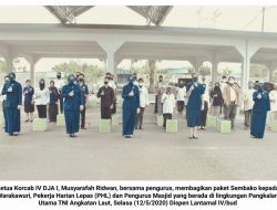 Korcab IV DJA I, Bagikan Sembako pada Warakauri, PHL dan Pengurus Masjid di Lingkungan Lantamal IV