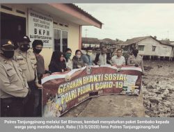 “Sembako Door to Door” Polres Tanjungpinang: Susuri Jalan Kecil dan Sempit Antarkan Sembako untuk Warga