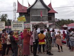 Akibat BLT,Masyarakat Demo Kantor Wali Nagari Katapiang.