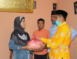 Repol,S.Ag Serahkan Bantuan Covid19 di Kubang Jaya