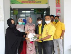 Mantan Ketua DPRD Kampar bersama Wakil Ketua DPRD Kampar Bagikan APD Ke Tenaga Medis