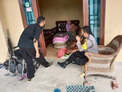 Giat Polsek Lambu Kibang Bagikan Sembako Kepada Beberapa Warga Tiyuh