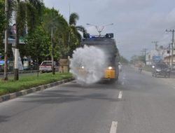 POLDA Riau Inisiasi Penyemprotan Disinfektan Serentak Di 6 Kab/Kota Yang Melaksanakan PSBB