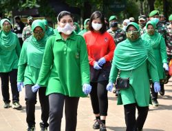 Apresiasi Petugas TPU Pondok Ranggon, Ibu Hetty Andika Perkasa Beri Bantuan Paket Sembako