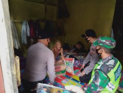 Giat Bhakti Sosial Polsek Sabak Barat Berikan Tali Ali Asih Berupa Paket Sembako