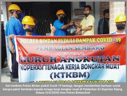 Peduli Covid-19: Sat Intelkam Polres Bintan Bagikan Sembako pada TKBM Kijang