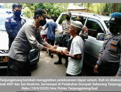 Polri Peduli Covid-19: Polsek KKP dan Sat Reskrim Tanjungpinang Bagikan Makanan pada Warga Pesisir
