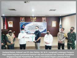 Danlanal Batam Hadiri Kegiatan Penyerahan Bantuan Alat Kesehatan dari Temasek Foundation Singapura kepada Pemerintah RI