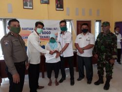 Drs. R Najmi Kadis PMD Dan Rizki Armaidi Camat Kumpeh Pantau Langsung Penyaluran BLT DD Tahap Satu Di Tiga Desa