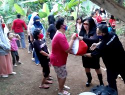 Ketua Presidium FPII Terjun Langsung Bagikan Sembako Dari Kemensos