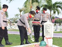 Kapolda Jambi Ziarah dan Tabur Bunga di TMP Satria Bhakti di Hari Bhayangkara Ke-74