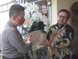Peringati Hari Bhayangkara Ke-74, Irjen Pol Firman Santyabudi Sambangi Mantan Kapolda Jambi dan Berikan Karangan Bunga