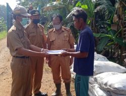 Disbun Tanjabtim Serahkan Lansung Bantuan Pupuk Organik Kepada Kelompok Petani Kopi Liberica
