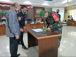 Danrem 141/Toddopuli Saksikan Penandatanganan dan Penyerahan MoU TMMD Ke-108