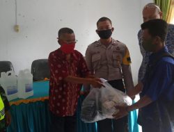 Peduli Covid, Lurah Teluk Dawan Bagikan Masker dan Vitamin Kepada Warga