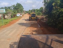 Dinas PUPR Tanjabtim Lakukan Penimbunan Bahu Jalan Rigit Beton Jalur Dendang