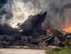 Pesawat Tempur Milik TNI AU Jatuh Di Depan Rumah Warga