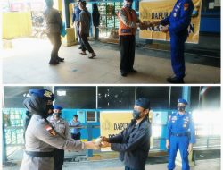 Di Pelabuhan Bulang Linggi, Satpolairud Polres Bintan Bagikan Makanan