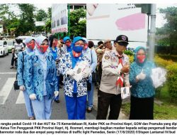 Peduli Covid-19, Kader PKK Provinsi Kepri, GOW dan Pramuka Bagikan Masker pada Pengendara