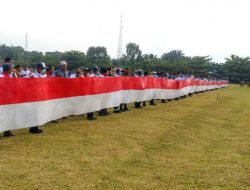 Peringati HUT RI Ke-75 Di Kec.Kepenuhan, Kades Kepenuhan Hilir Pamerkan Bendera Merah Putih sepanjang 75 Meter dari Anyaman Berbahan baku Rumbai