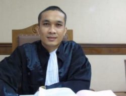 Puisi CH Buat Majelis Hakim Yang Terhormat Disela Pembacaan Nota Pembelaannya