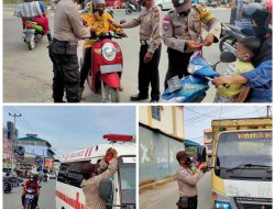 Polsek Bintan Utara Bagikan 200 Bendera di Simpang Kamboja (Uban)
