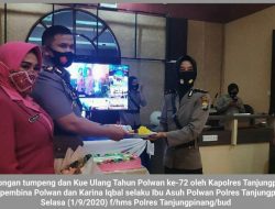 HUT Polwan: Kapolres Tanjungpinang Berikan Kue pada Polwan Tertua dan Termuda