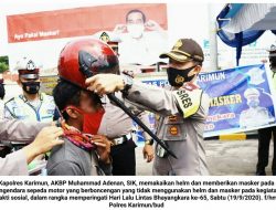 Hari Lalu-Lintas Bhayangkara ke-65: Polres Karimun Bagikan Sembako, Helm dan Masker